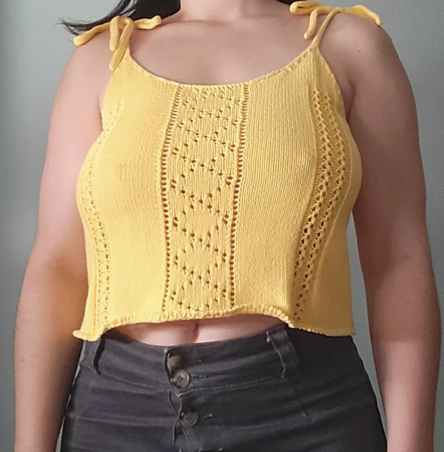 Top tejido amarillo con tirantes