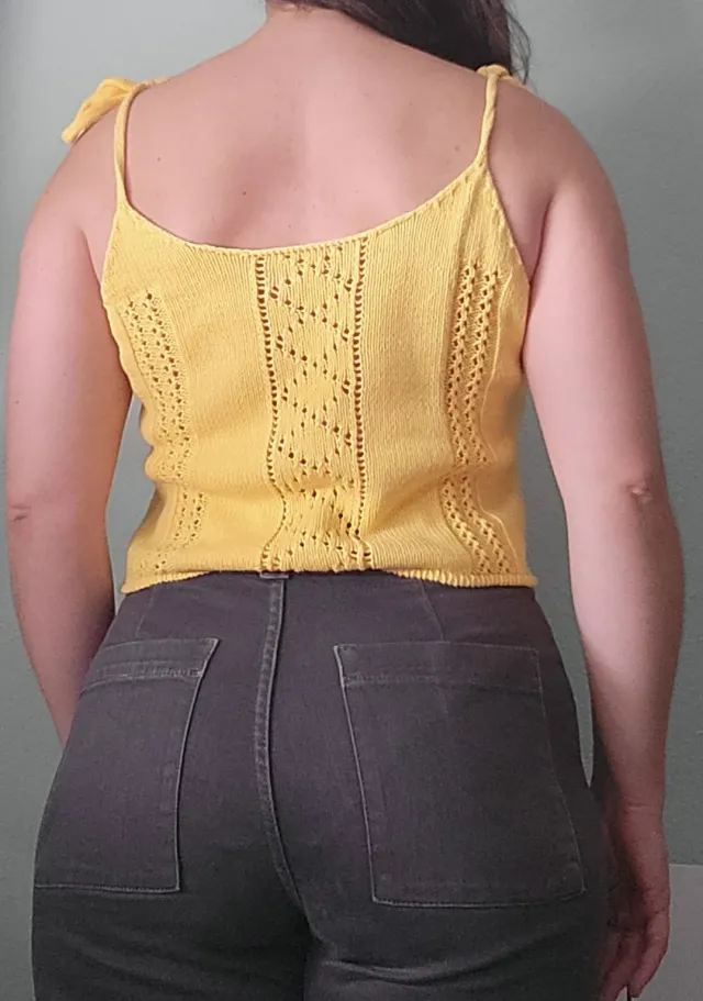 Top tejido amarillo con tirantes