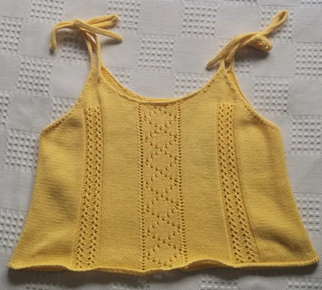 Top tejido amarillo con tirantes