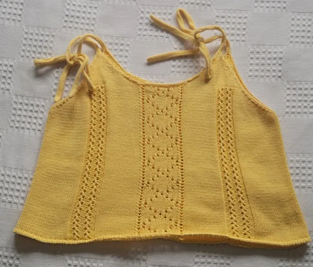 Top tejido amarillo con tirantes