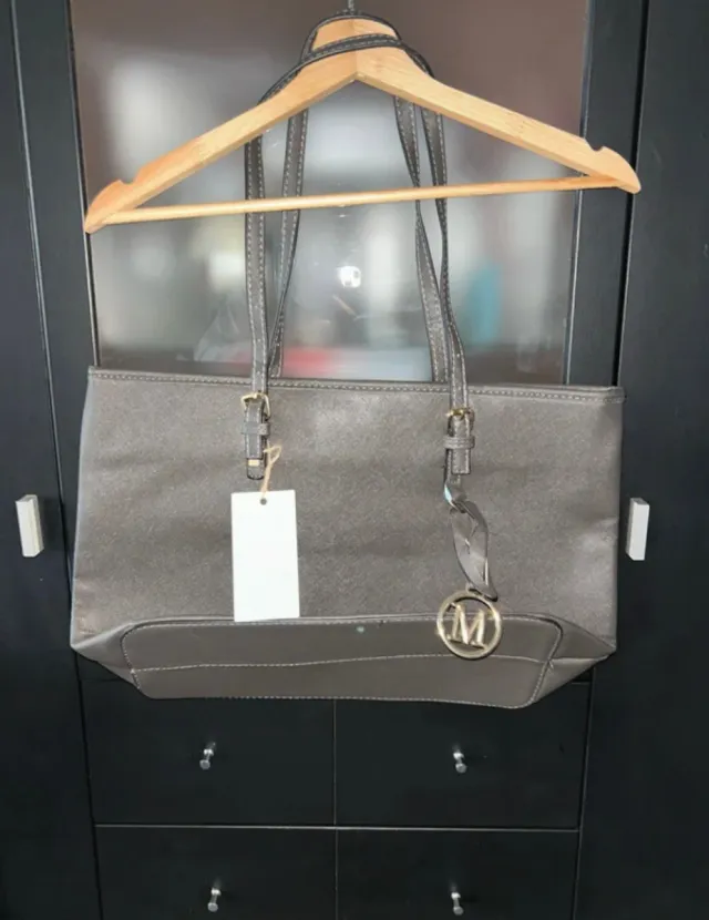 Bolso tote gris elegante sin estrenar