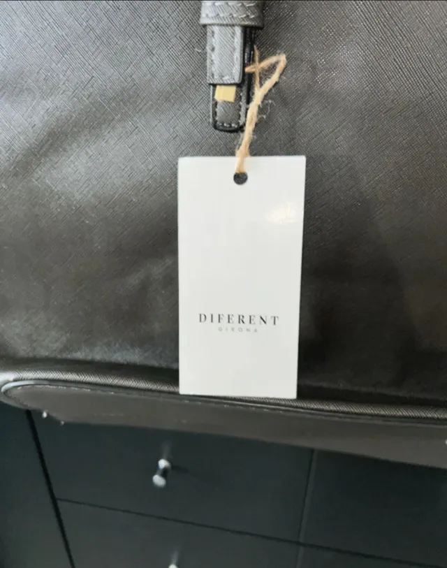 Bolso tote gris elegante sin estrenar