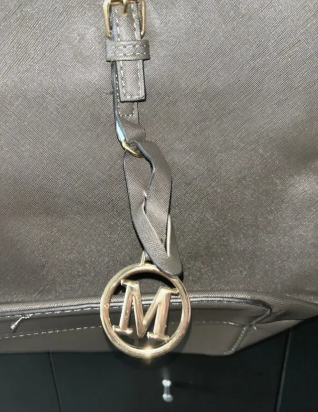 Bolso tote gris elegante sin estrenar