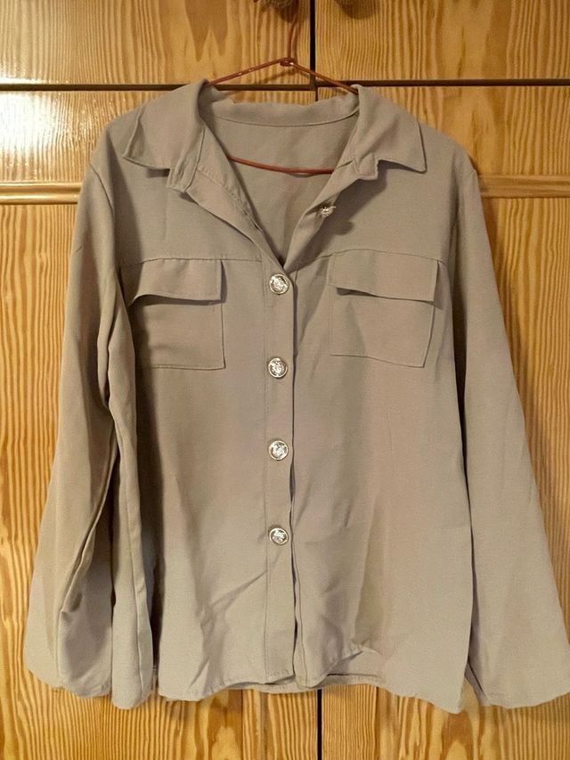 Camisa beige con botones dorados