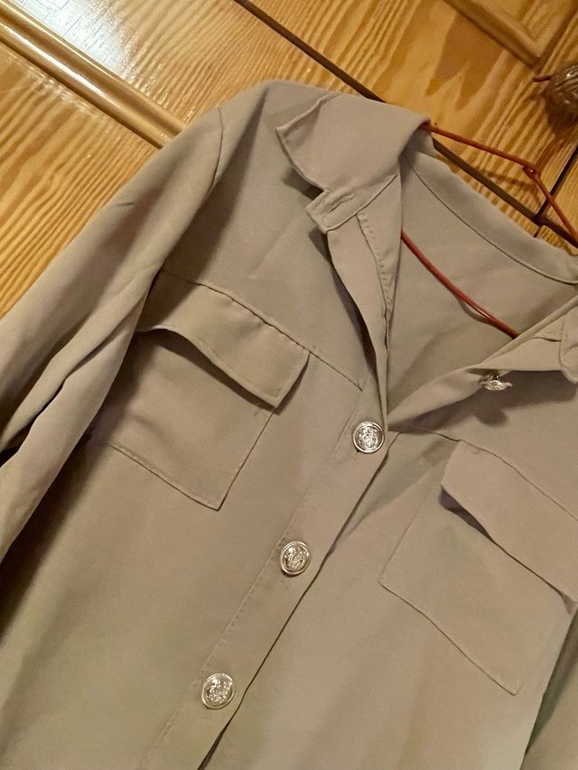 Camisa beige con botones dorados