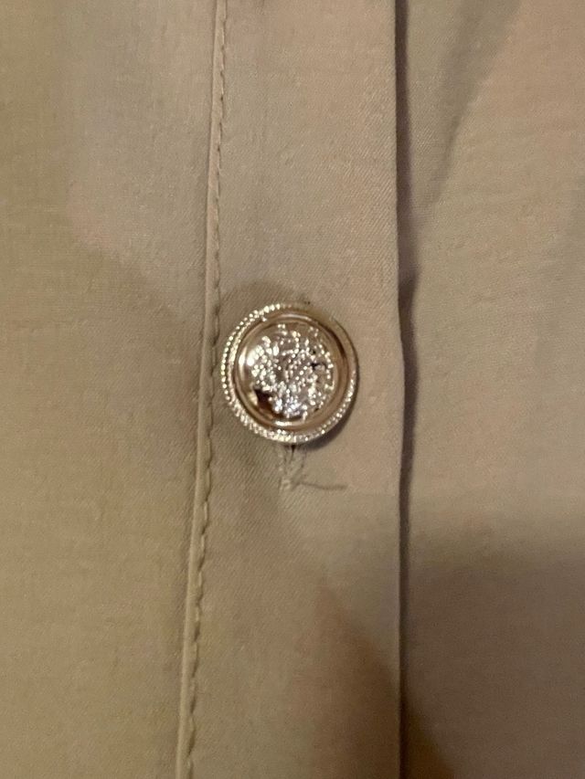 Camisa beige con botones dorados