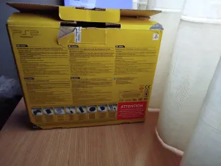 PlayStation 2 con vari giochi e accessori