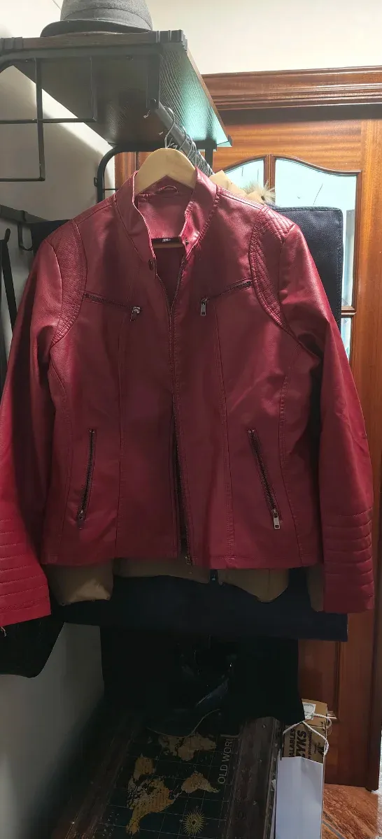 Chaqueta de cuero roja