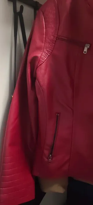 Chaqueta de cuero roja
