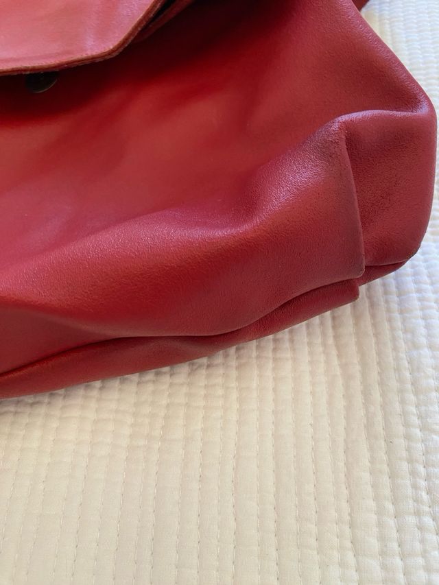 Bolso de piel rojo