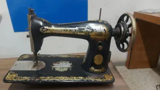 Máquina de coser Singer Vintage Negra y Dorada