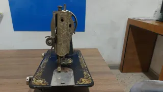 Máquina de coser Singer Vintage Negra y Dorada