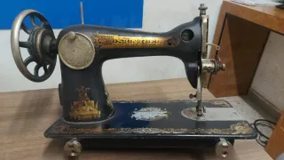 Máquina de coser Singer Vintage Negra y Dorada