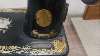 Máquina de coser Singer Vintage Negra y Dorada