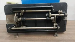 Máquina de coser Singer Vintage Negra y Dorada