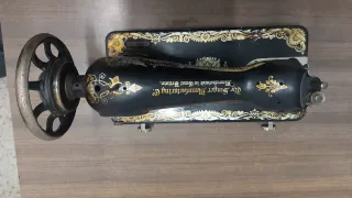 Máquina de coser Singer Vintage Negra y Dorada