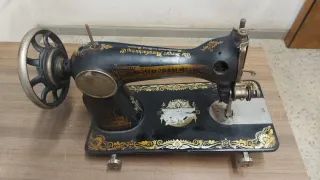 Máquina de coser Singer Vintage Negra y Dorada