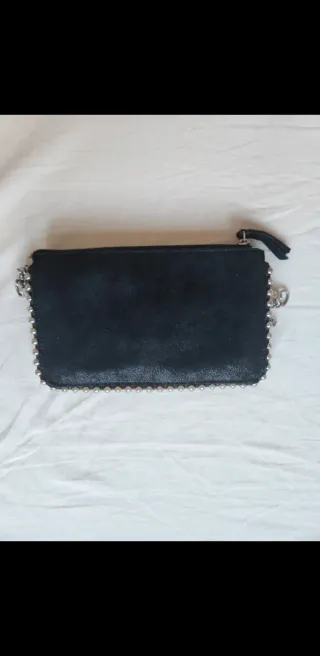 Bolso negro Zara con tachuelas