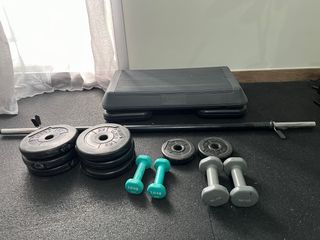 Kit de pesas y step para gimnasio