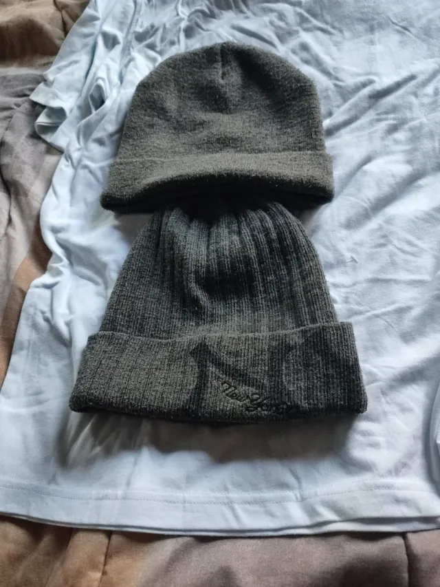 2 cappelli grigi scuri NY
