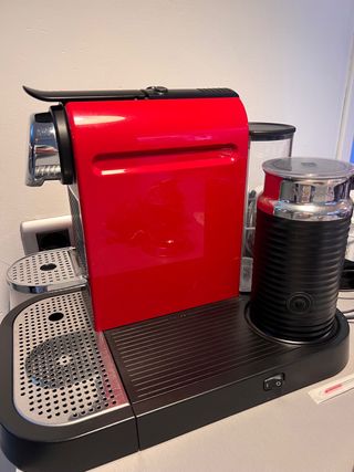 Cafetera Nespresso CitiZ & Milk Roja