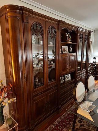 Mueble de madera y cristal