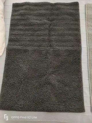Alfombra de baño gris oscuro