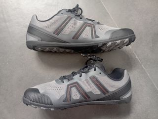 Zapatillas Xero grises y negras