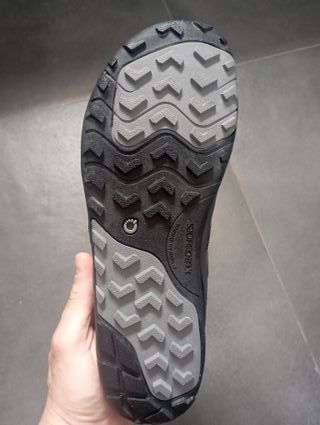 Zapatillas Xero grises y negras