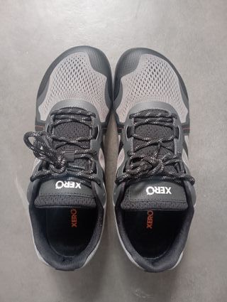 Zapatillas Xero grises y negras
