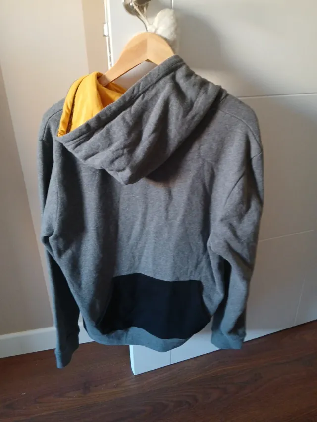 Sudadera gris con bolsillo y capucha