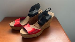 Sandalias cuña esparto piel charol rojo y negro 37