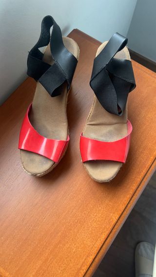 Sandalias cuña esparto piel charol rojo y negro 37