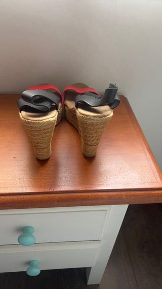 Sandalias cuña esparto piel charol rojo y negro 37