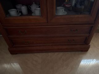 Vitrina de madera con puertas de cristal