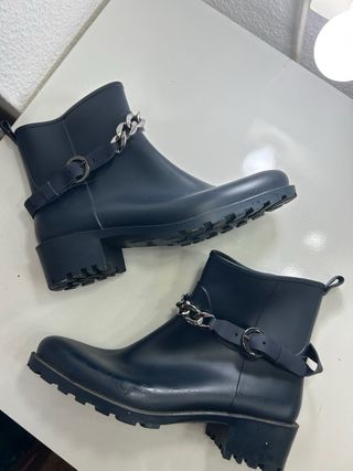 Botas de agua azul con cadena