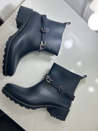 Botas de agua azul con cadena