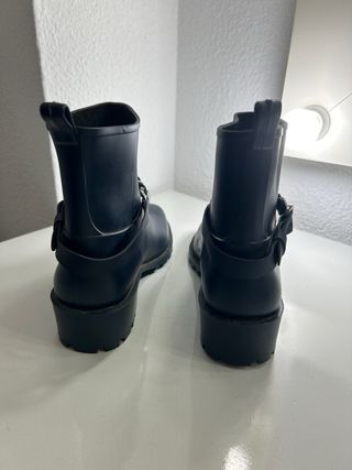 Botas de agua azul con cadena