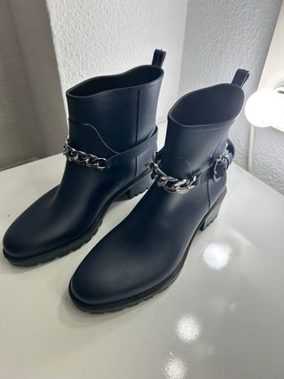 Botas de agua azul con cadena