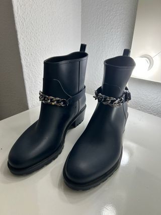 Botas de agua azul con cadena