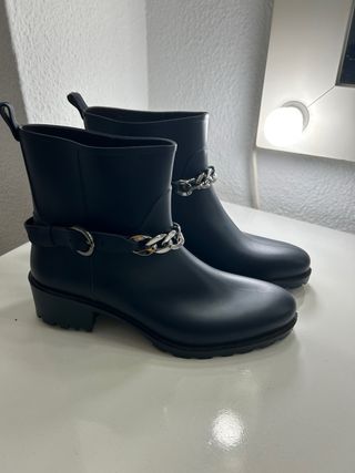 Botas de agua azul con cadena