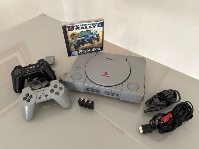 PlayStation 1 SCPH-7502 con 2 controller e gioco