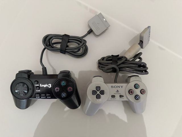 PlayStation 1 SCPH-7502 con 2 controller e gioco