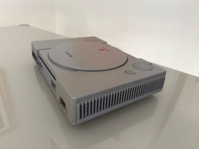 PlayStation 1 SCPH-7502 con 2 controller e gioco