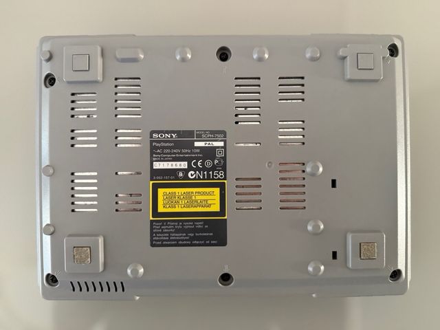 PlayStation 1 SCPH-7502 con 2 controller e gioco