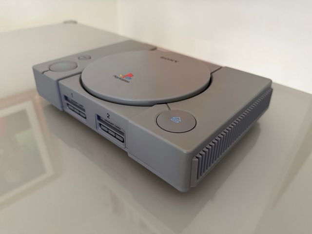 PlayStation 1 SCPH-7502 con 2 controller e gioco