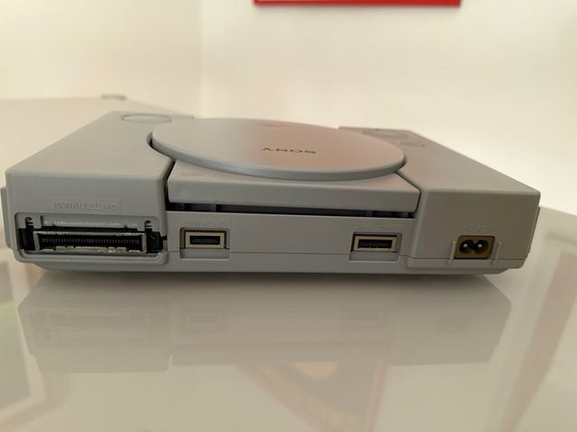 PlayStation 1 SCPH-7502 con 2 controller e gioco