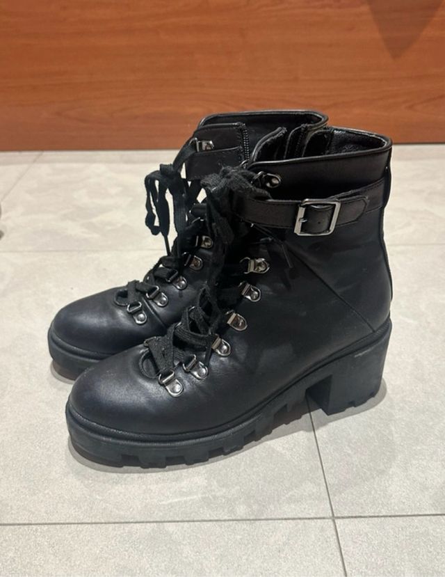 Botines negros con cordones y hebilla Talla 38.5