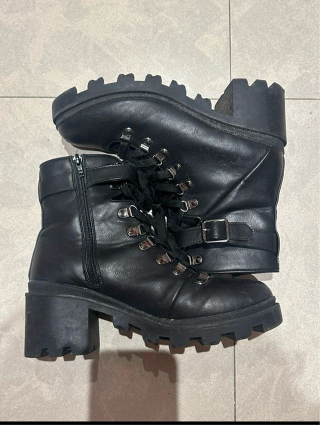 Botines negros con cordones y hebilla Talla 38.5