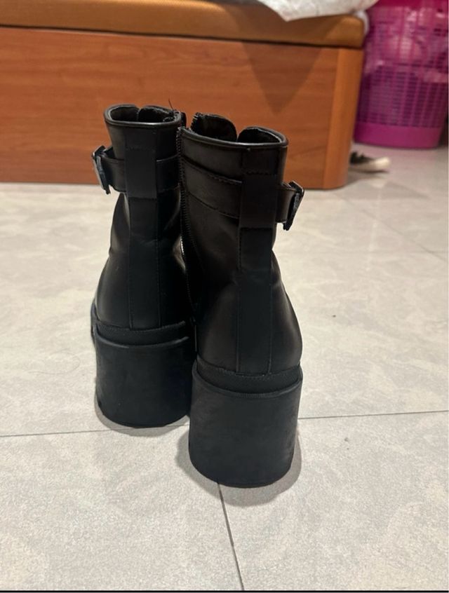Botines negros con cordones y hebilla Talla 38.5